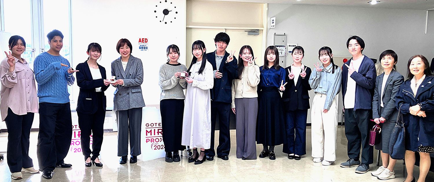 成果発表後のGOTEMBA　MIRAI　PROJECTメンバーと小林副学長、斎藤助教の集合写真