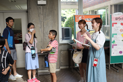 案内する学生広報大使