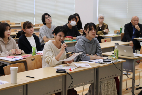 質問をする学生