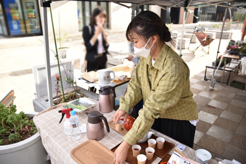 試飲用のお茶を用意する学生