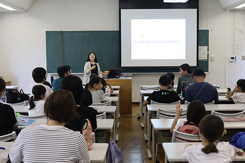 食品栄養科学部の座学の様子