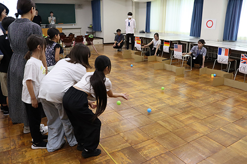 国際関係学部でのクイズを楽しむ参加者