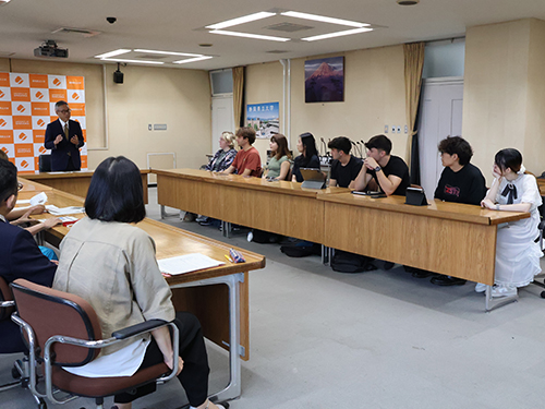 歓迎のあいさつをする今井学長