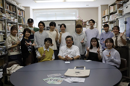 細川教授（前列中央）とゼミ生