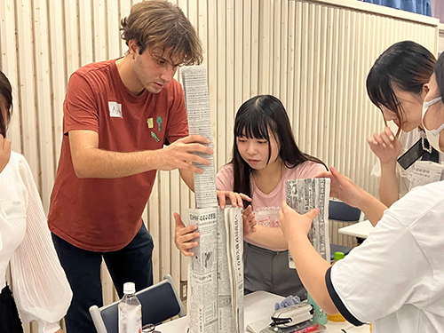 新聞を組み立てる留学生
