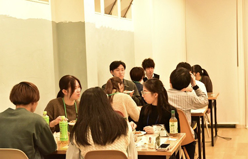 食卓を囲む様子