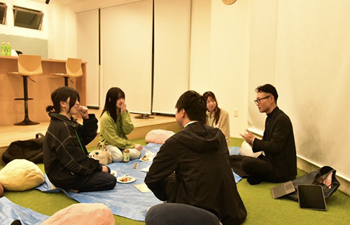 床の上で会話をする参加者