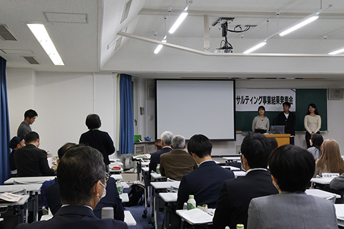 コメントを聞く学生