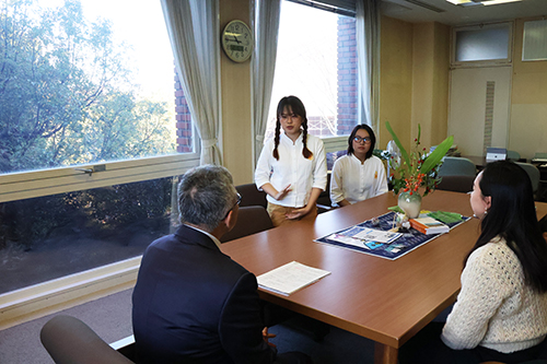 今井学長に自己紹介をする学生