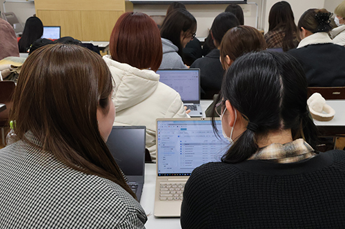 アクセス解析を体験する学生