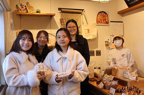 「Food Labo」の学生と河合さん（右）