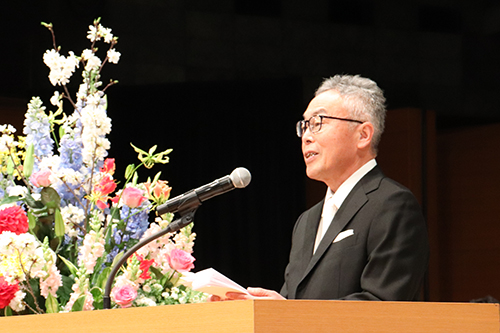 式辞を述べる今井学長
