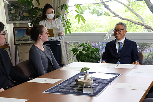 歓談する留学生（左）と今井学長