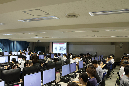 講義を受ける学生の様子
