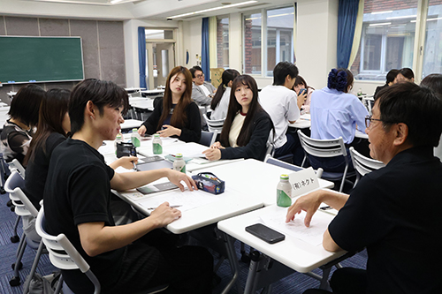 チームに分かれての話し合い