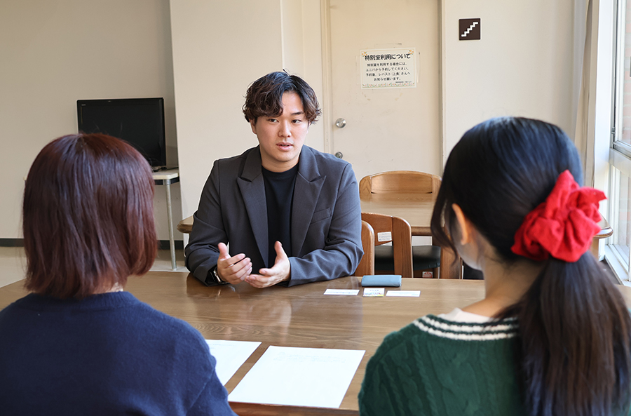 インタビューの様子