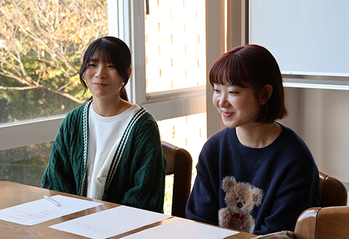 話を聞く学生広報大使